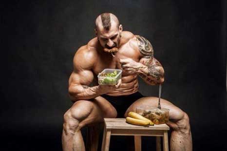 bodybuilder aan het eten